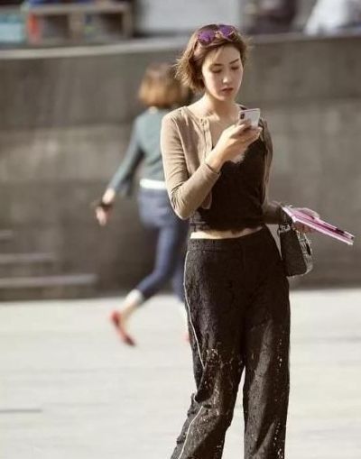 街拍:身穿一袭玫红色连衣裙,小姐姐的气质非常优雅,尽显女神范