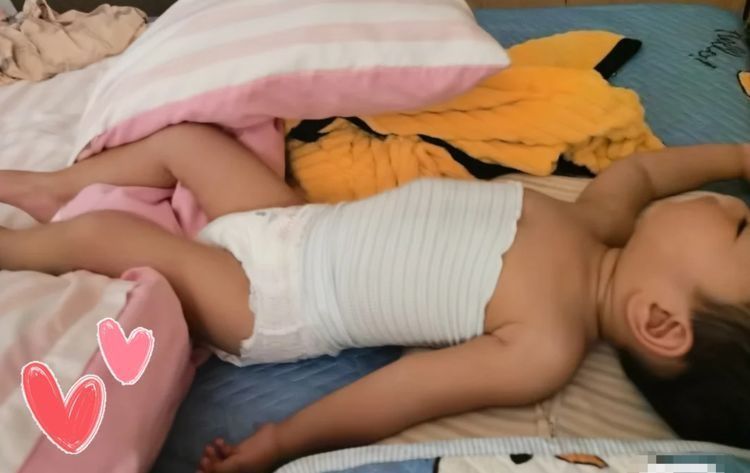 父母|娃睡觉爱踹被子就是热?那可不一定,这四种原因,常常被父母忽略