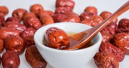  枸杞和黄芪|枸杞和它是“天生一对”，泡水可劲喝，祛湿排毒，肝肾会感谢你