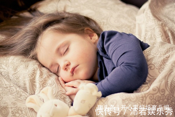 大动作|宝宝1周岁以内,睡觉时若有这三种表现,代表大脑发育很好,恭喜