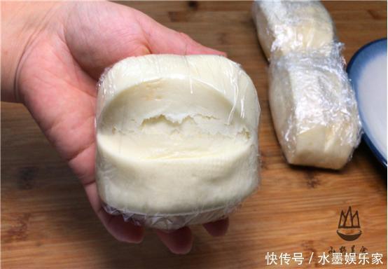 吃不完的馒头,直接放冰箱就错了,学会一招,一个月不干瘪不发霉