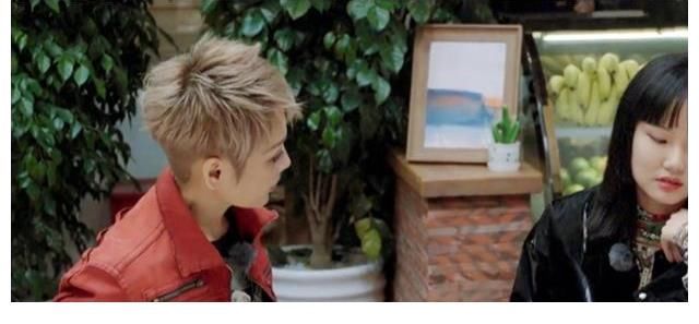 章娘娘|当年蹲在张国立脚边说话，宁静表情谄媚，一旁的章子怡满脸不屑？