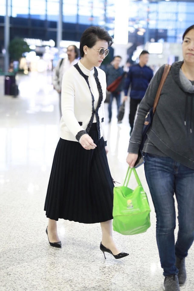 黑白配|杨澜真是“60后的骄傲”,小香风外套配百褶裙端庄稳重,高贵典雅