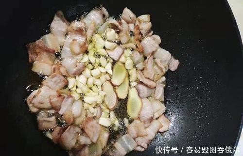 农家小炒肉,是先炒辣椒还是先炒肉?