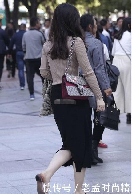 简洁|街拍:卡其色针织衬衣搭配黑色七分裙, 简洁大气, 女人味十足