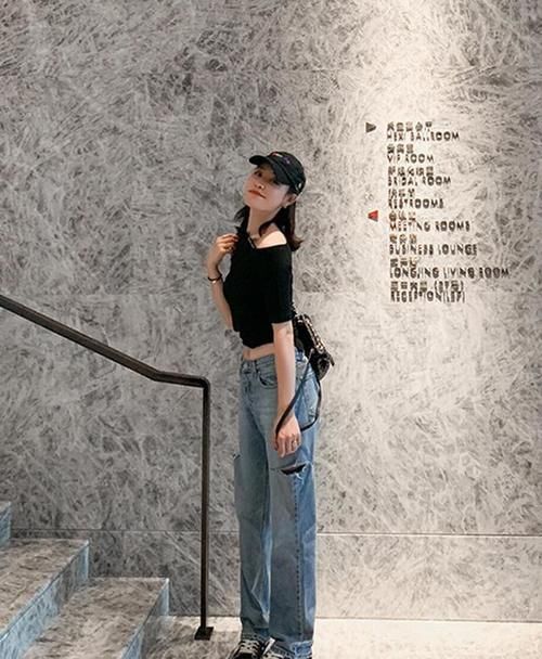 街拍：小姐姐破洞牛仔裤系列，潮流配穿出个性，青春减龄有活力！