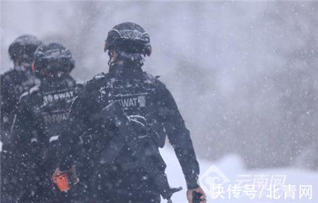 自热饭|云南高原雪山巡边民警吃自热饭过节