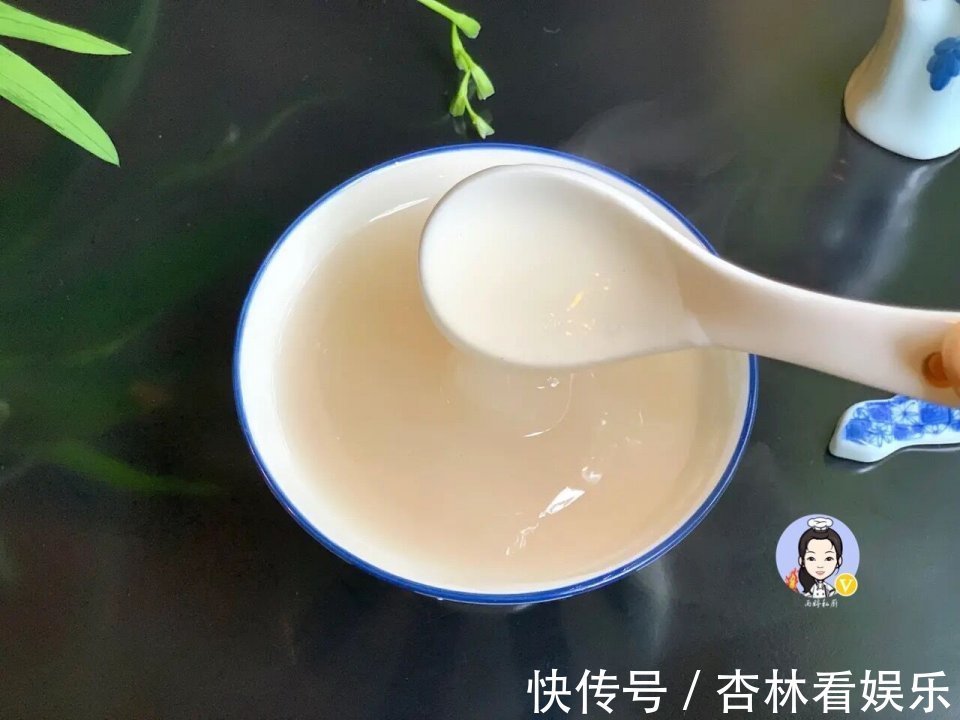 黑芝麻|建议老年人别舍不得花钱,这5款小零食,经常吃一点,气色好!