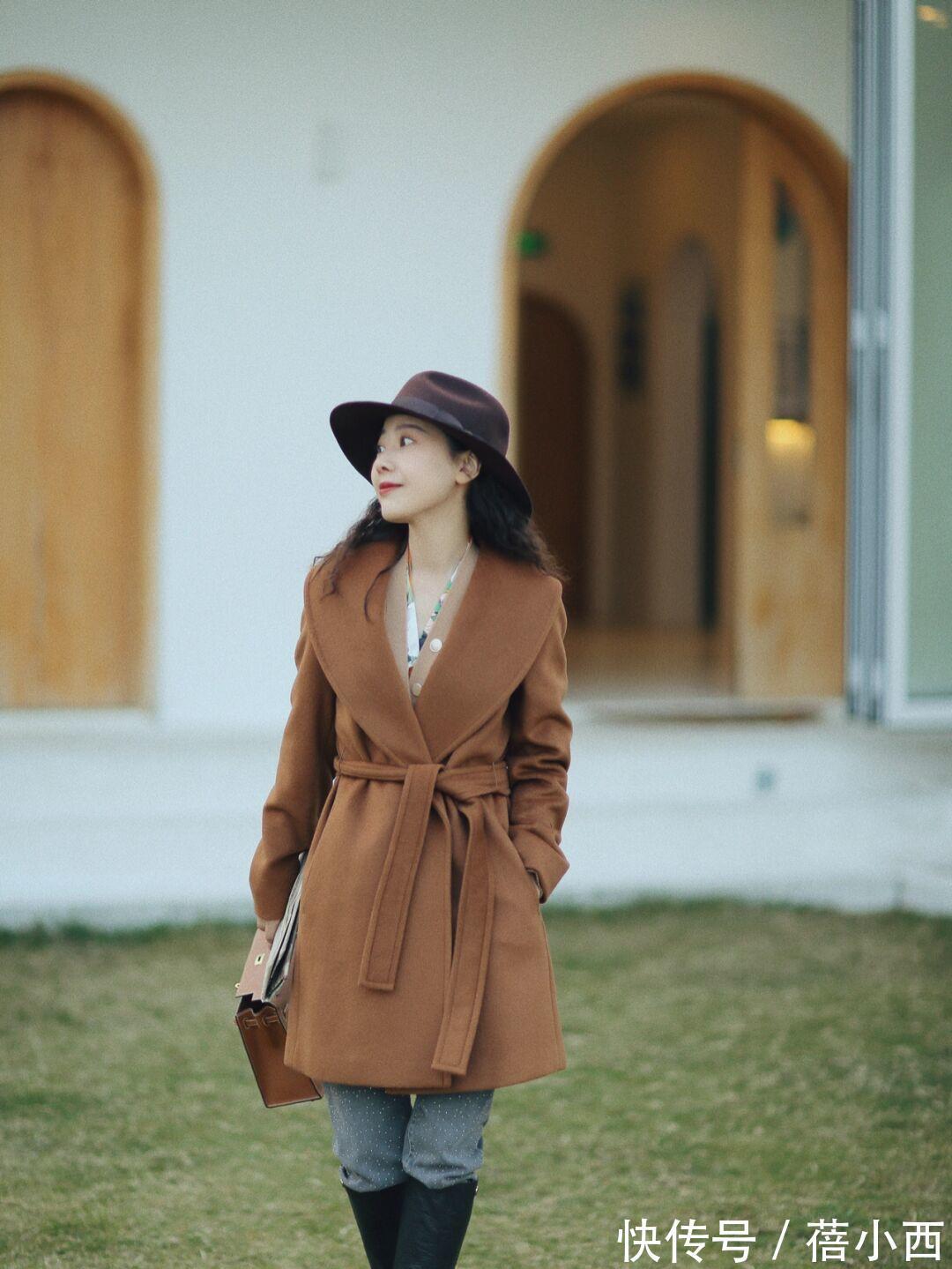 视觉效果|奔三奔四的女人,建议多穿“大地色大衣”,搭配裤子、裙子真高级