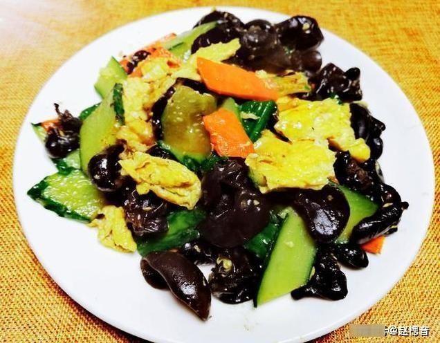 炒木耳总是在锅里噼啪往外喷油,大厨教你一招,真的马上消停了!