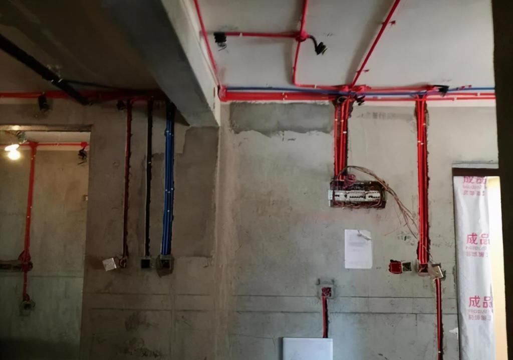 老师傅|家装装修,水电走顶还是走地?我家后悔装错了,差点给骗光钱了