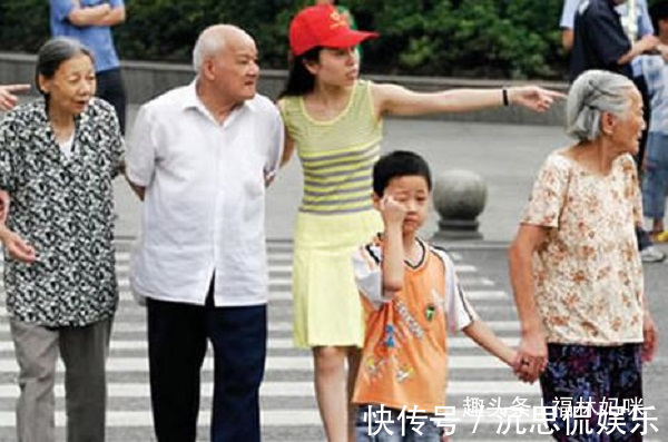 家庭|双独家庭,奶奶和姥姥抢着带娃让老人轮流带,对孩子有啥伤害