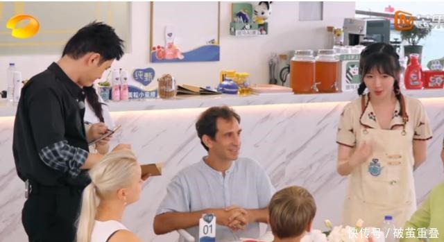 毕业 都是中专毕业,在给外国人点餐时,赵丽颖和李浩菲的差距太大了