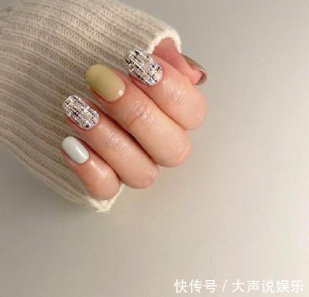 冬天最火的“ins风美甲”来袭了，显手白又高级！