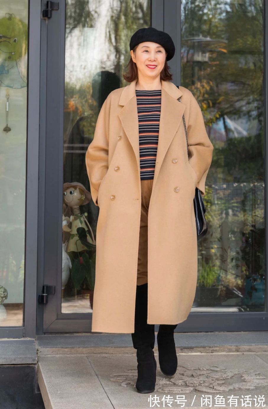 牛仔蓝|上了年纪怎么穿“驼色大衣”?学65岁博主这么搭,优雅减龄又高级