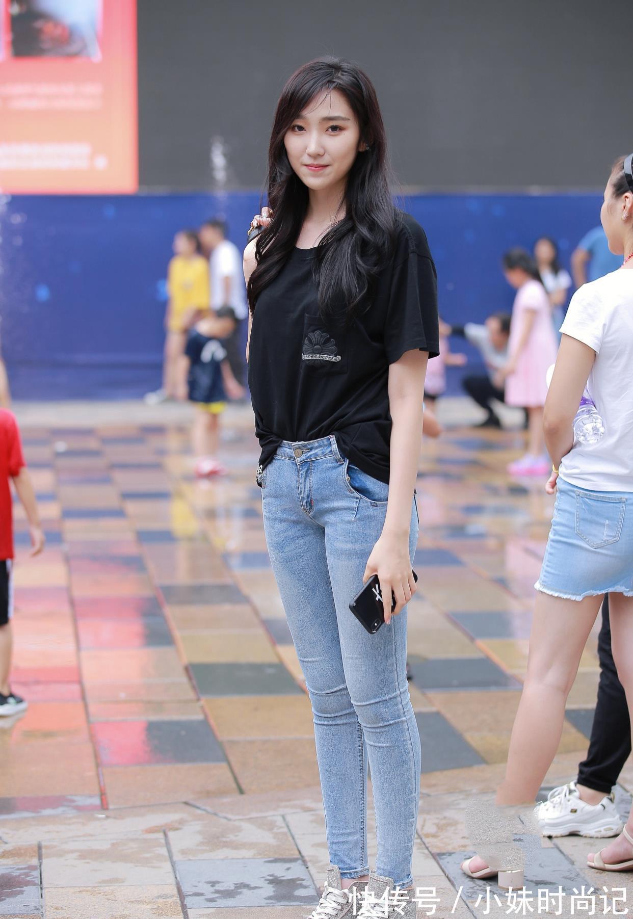 牛仔裤|时尚穿搭:黑色上衣搭配蓝色牛仔裤+板鞋