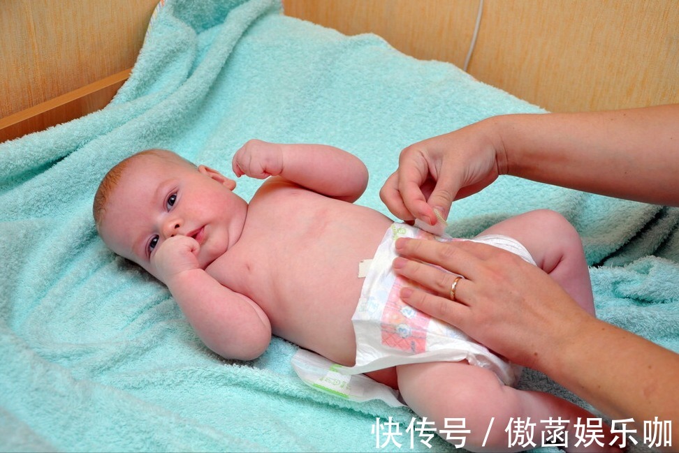 婴儿|婴儿拉完臭臭后,用水洗还是用湿巾擦?踩过坑的妈妈才知道的做法