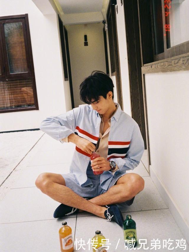  寸头|宋威龙多“时髦”斑马造型腿真长，寸头配迷彩鞋，没颜值不敢穿