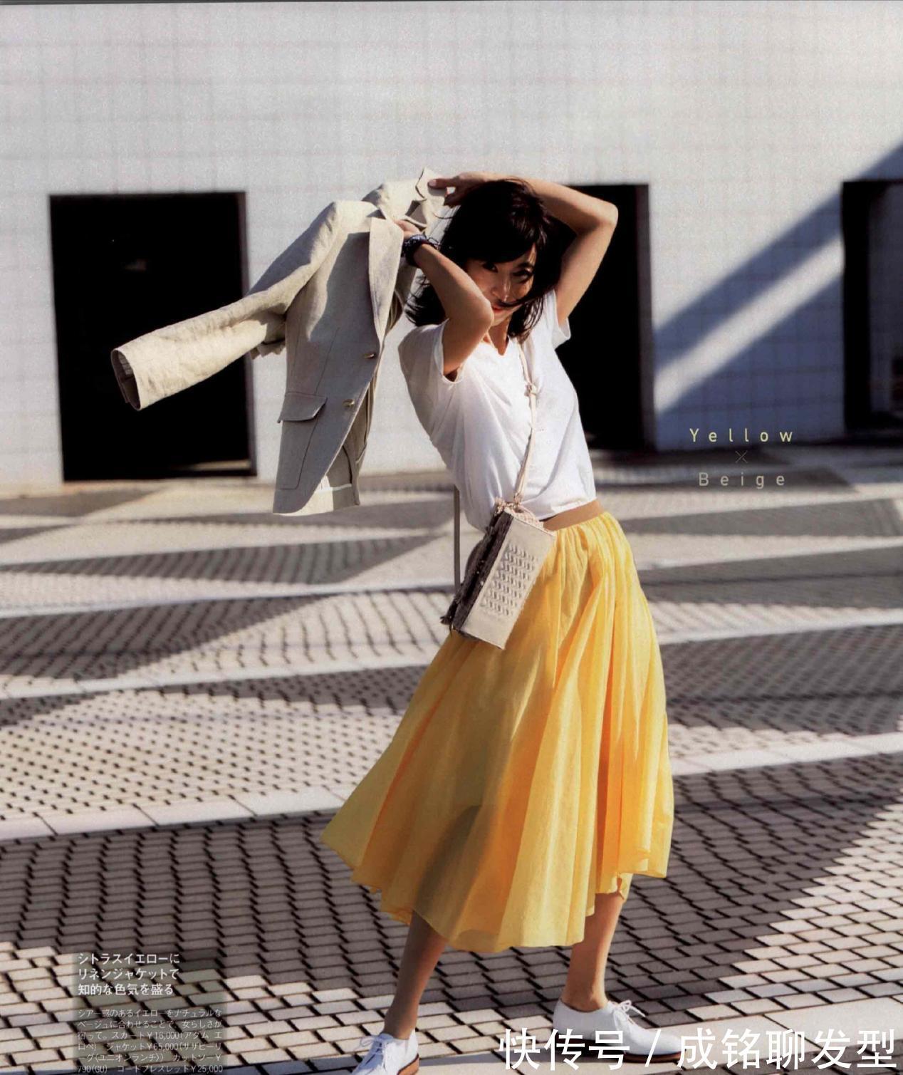 白色t恤|不管多大年纪,学会“白T恤+彩色下装”减龄搭配公式,谁穿都时髦