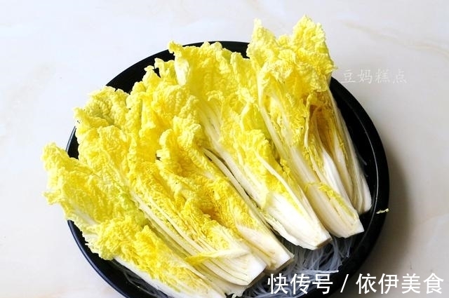 蒜蓉酱汁|蒜蓉粉丝娃娃菜的做法，蒸10分钟，口感鲜甜减脂，有空要试试