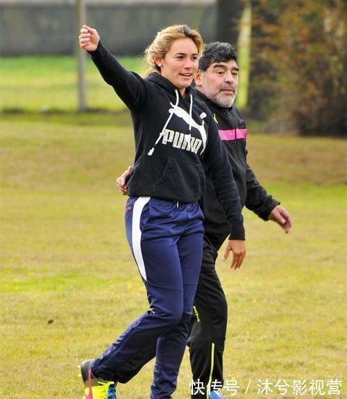 阿根廷|阿根廷足球之神馬拉多納90后小女友比女兒還小3歲陪踢球?qū)檺蹅渲?
onload=