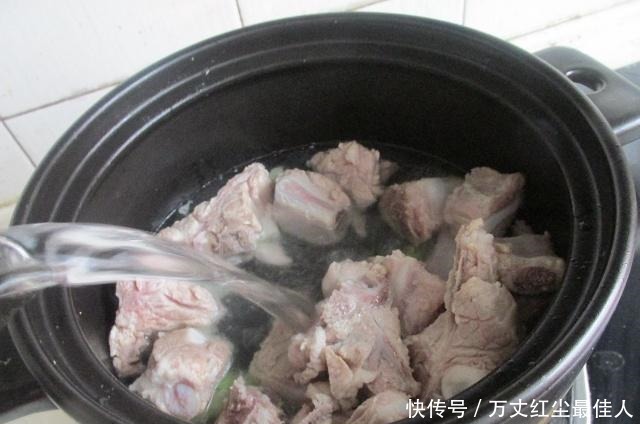 做排骨湯,多加這“1步”湯白如牛奶,補氣益血,臉色好身體棒