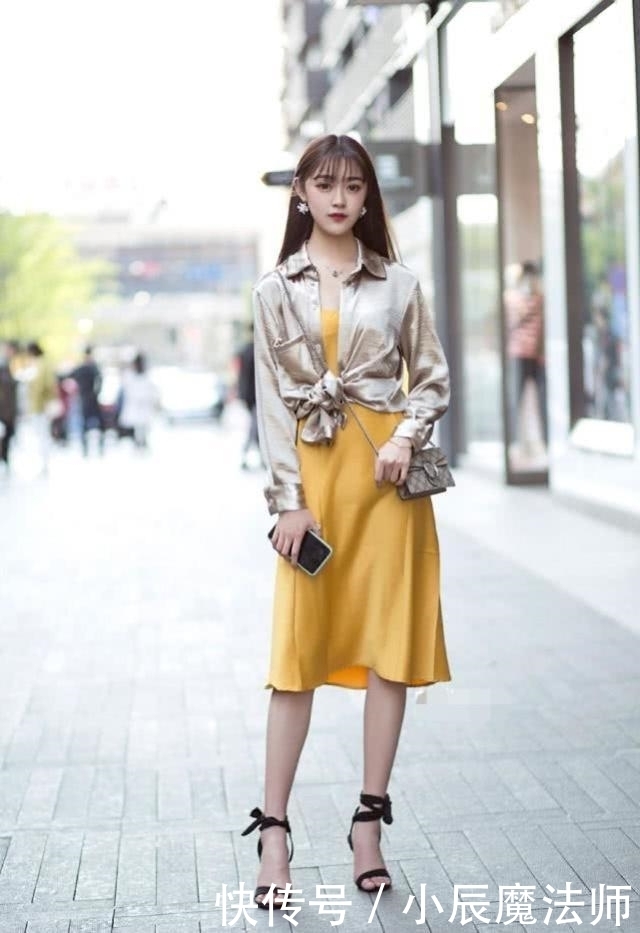 路人街拍,小姐姐穿白色短袖衬衣,看起来时尚感十足