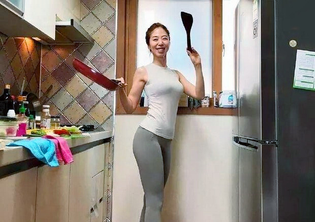  可爱|街拍女神性感可爱的紧身打底裤小姐姐，秀出青春活力范