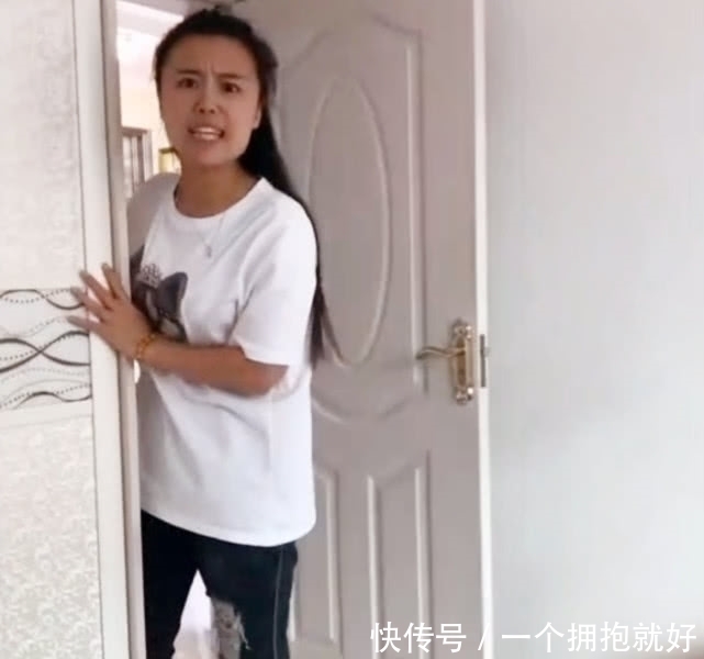 表情|妈妈套路太深,把爸爸和女儿都坑了,俩人的表情真好玩