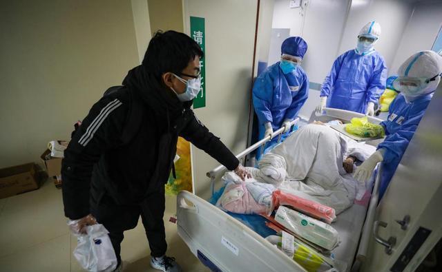 纸条|孕妈进入手术室后,偷偷塞给医生一张纸条,医生看完瞬间红了眼眶