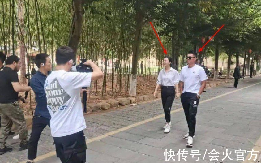 吸水|38岁林丹嗨玩龙吸水!被可乐猛喷一脸呛鼻子,表情狰狞动作夸张