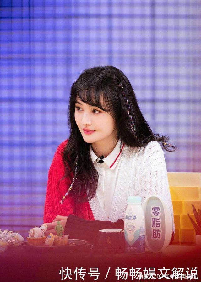 俏皮波浪卷配淡蓝百褶裙,认真营业的爽妹子,太可人了!