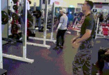 |搞笑GIF:姑娘 你这一字马厉害了 把旁边的小哥都吓跑了