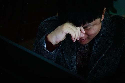 一挠头皮，指甲缝中全是白泥，是怎么回事？注意：未必是头皮屑