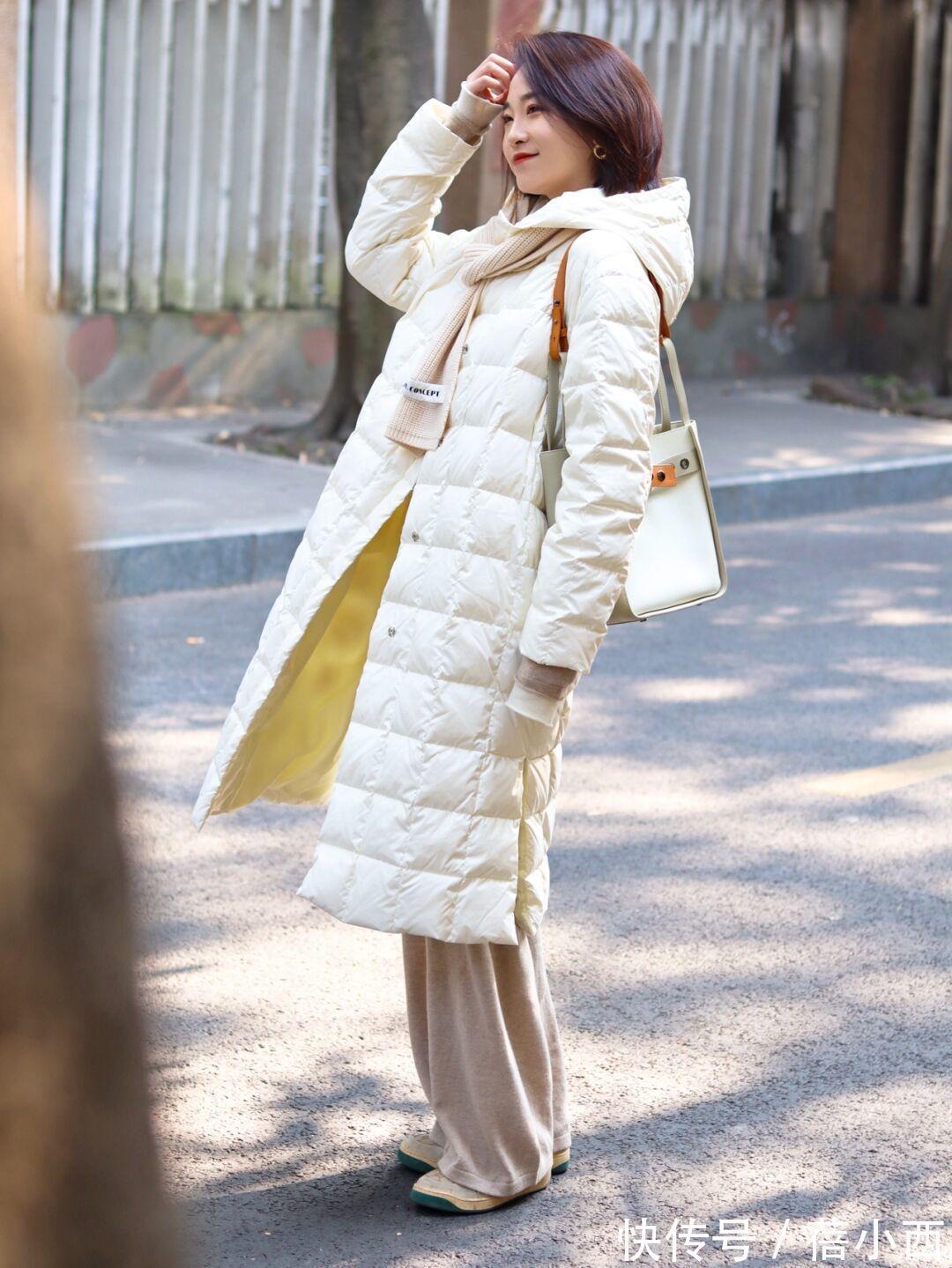 烟灰色|“长羽绒服”的高阶穿法来了,冬季选这4个颜色,显得年轻又优雅