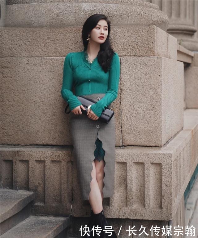 毛衣下面不一定要搭裤子,今年流行“毛衣+半长裙”,气质又高级