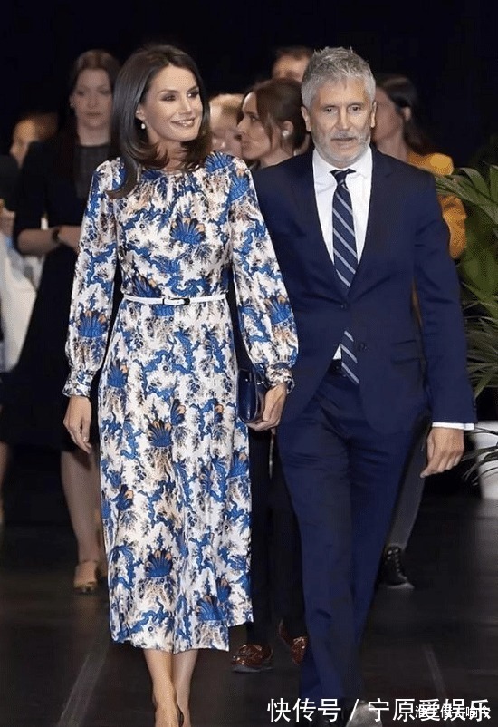 凯特 莱后和凯特同穿蓝色印花裙一个裙子太松垮显胖,另一个活泼娇媚