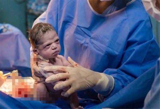 伊丽莎白|“臭脸”女宝宝走红,刚出生就怒瞪亲爹:啥条件啊就敢生我