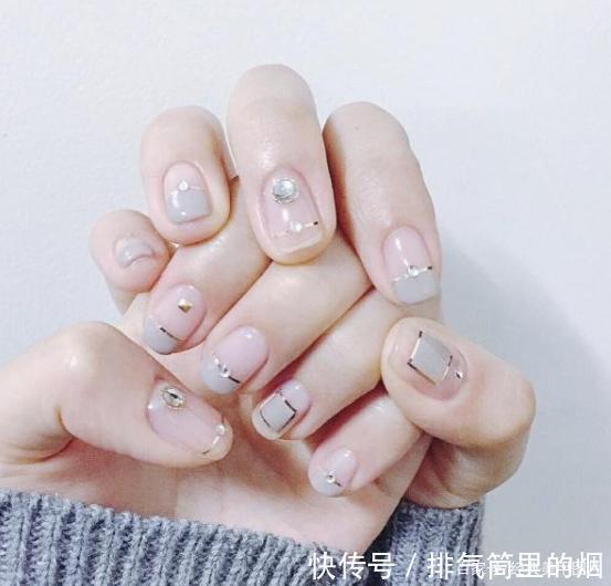 高级感十足的烟灰色和奶灰色美甲图片,时尚显白,拒绝平庸