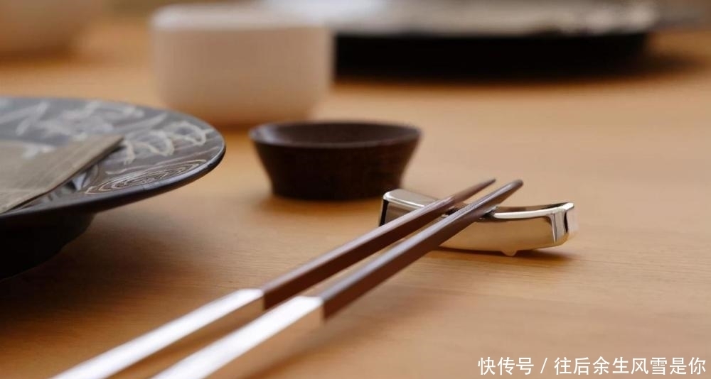 长辈|饭桌上的规矩和礼仪,那都是不能丢的老理儿,自己孩子也应该学学