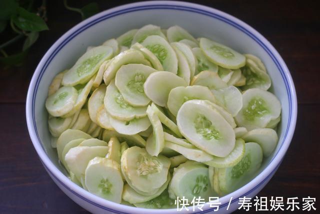 夏天把黄瓜冷冻起来,留到冬天炒肉吃,特别香,我每年都做