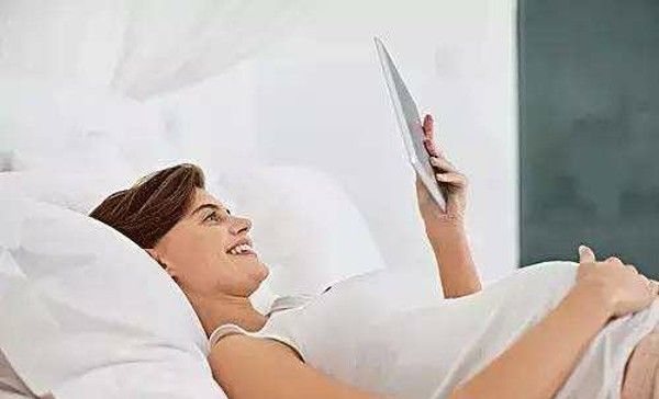 熬夜玩手机|孕妈在孕期经常玩手机,可能会让胎儿发生3个“变化”,别忽视