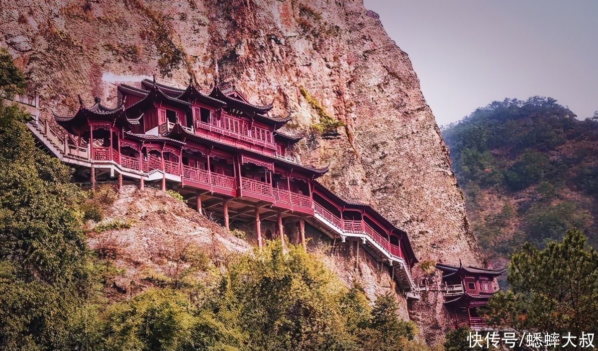 浙江隐藏着一个幽静好玩地,镶嵌在万仞峭壁间,靠木柱凌空支撑