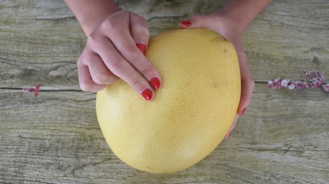 柚子|柚子是要买尖的还是买圆的很多人不清楚,难怪买又酸又苦!