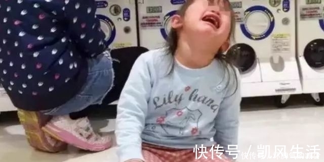 父母|“妈妈别打了,我会听话的”,小女孩跪地求饶,父母失控有多可怕?
