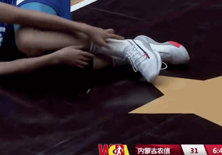 上海隊(duì)|墊腳+怒罵上海領(lǐng)隊(duì)！曾朝球迷豎中指的她，有辱“女阿聯(lián)”的名號(hào)