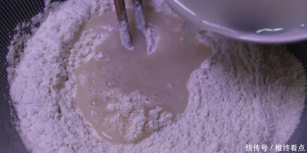 这是椒盐酥饼的做法,咸香可口,外皮超酥,轻轻一碰就掉渣