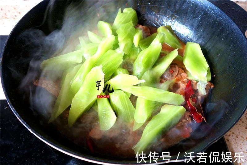 青笋烧排骨,做法简单,上桌被疯抢,连汤也不剩,美味又下饭