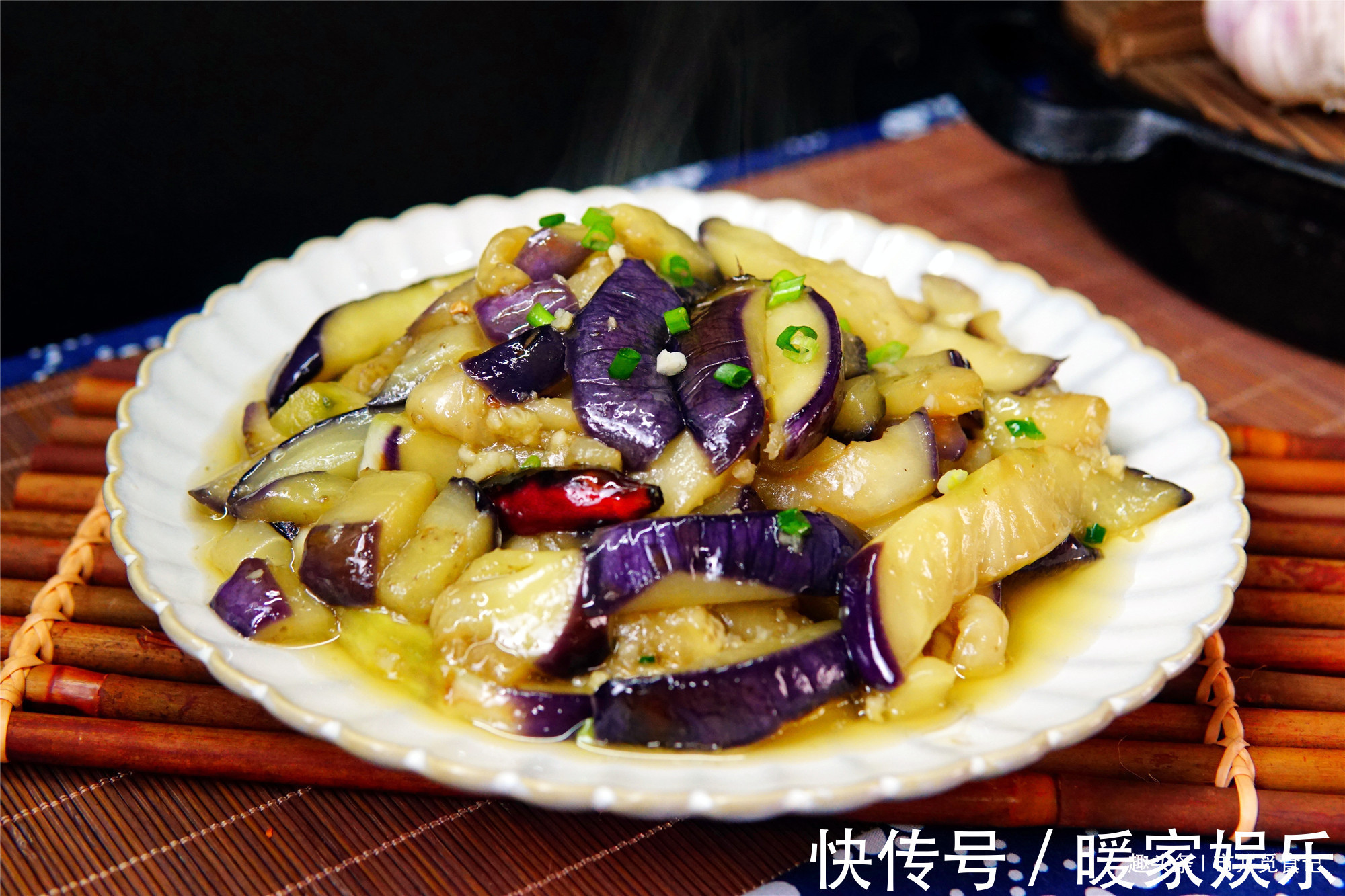 茄子直接炒大错特错,太费油了,多加一步,不变色还省油!