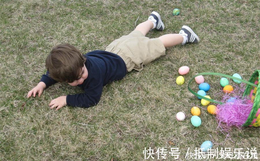 伤害|孩子摔倒，父母要不要不理会？你的行为可能正在伤害他们